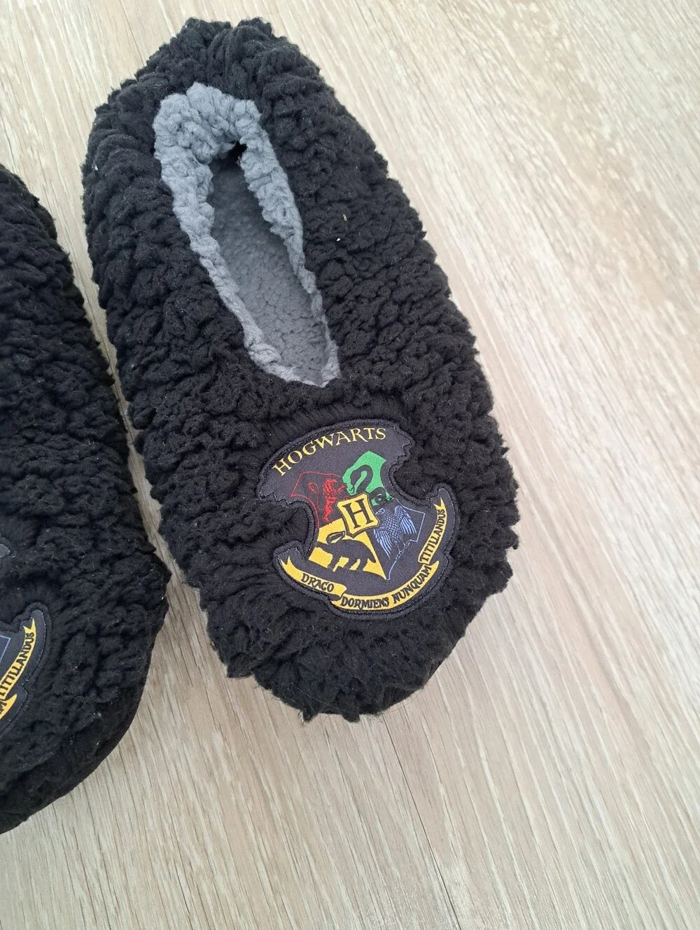 Hogwarts Black Sherpa Men's Slippers Sz 9 NWOT